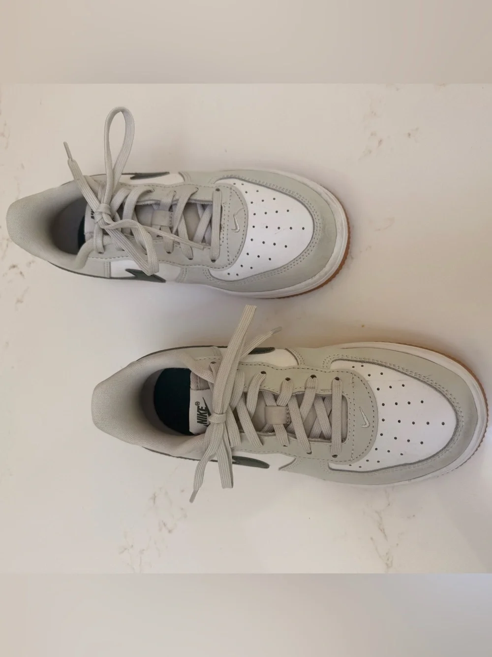 Nike Kids Low-Top Sneakers in Light Gray, White & Dark Green